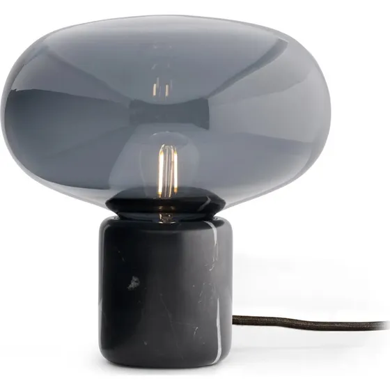 New Works Lampe de table Karl-Johan, Marbre Marquina et Verre fumé