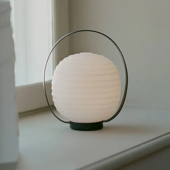 New Works Lantern Lampe de Table LED Rechargeable Noir et Opale