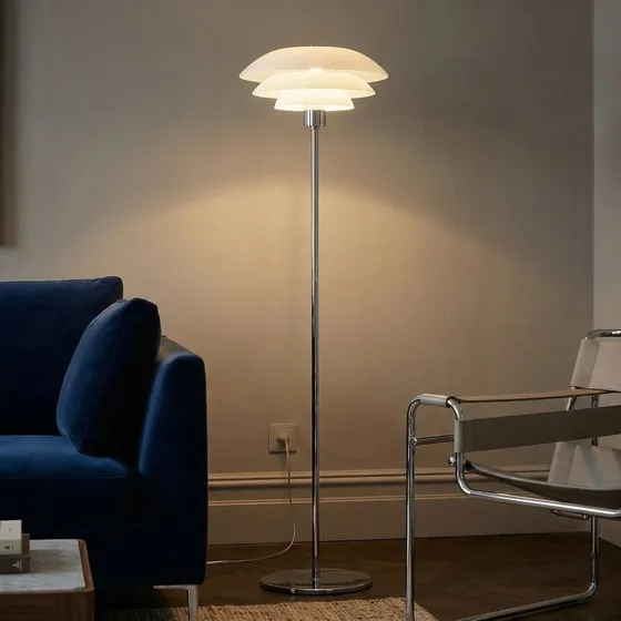 Dyberg Larsen Lampadaire DL31 en verre blanc opale et chrome