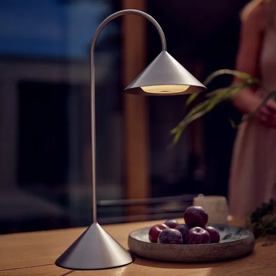 FRANDSEN Grasp Lampe à poser LED rechargeable en acier inoxydable