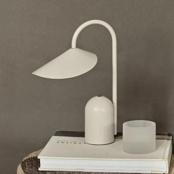 Ferm Living Lampe de Table Portable Arum Cashmere IP44