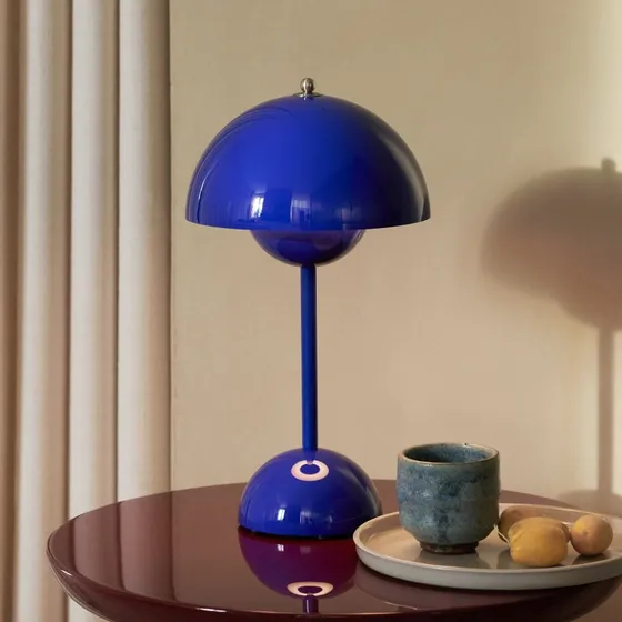 &Tradition Lampe à poser Flowerpot VP9 LED rechargeable, bleu cobalt