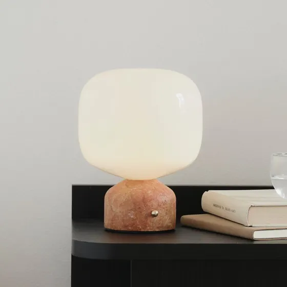 GEJST Meemo Lampe à poser LED rechargeable, Marbre Ambre et Verre
