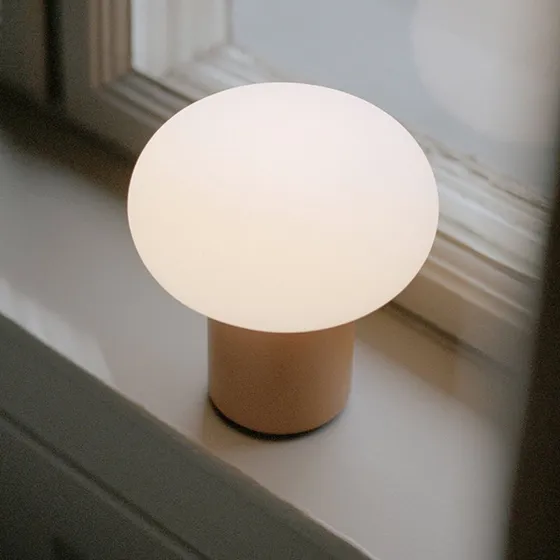 New Works Lampe de table rechargeable Karl-Johan, Jaune Ocre, IP65