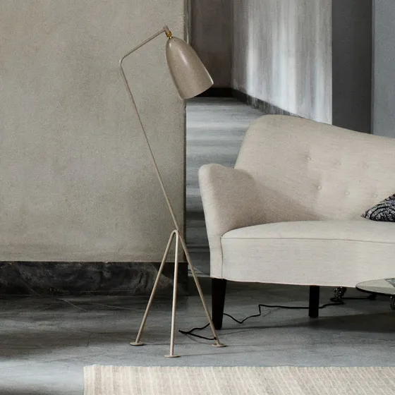 Gubi Lampe sur pied Gräshoppa - Brun Olive