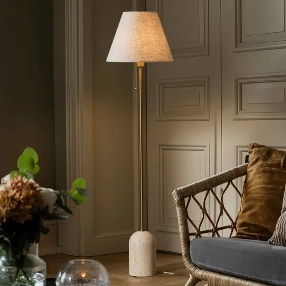 Globen Lighting Lampadaire Gino, pied en travertin beige, 145 cm