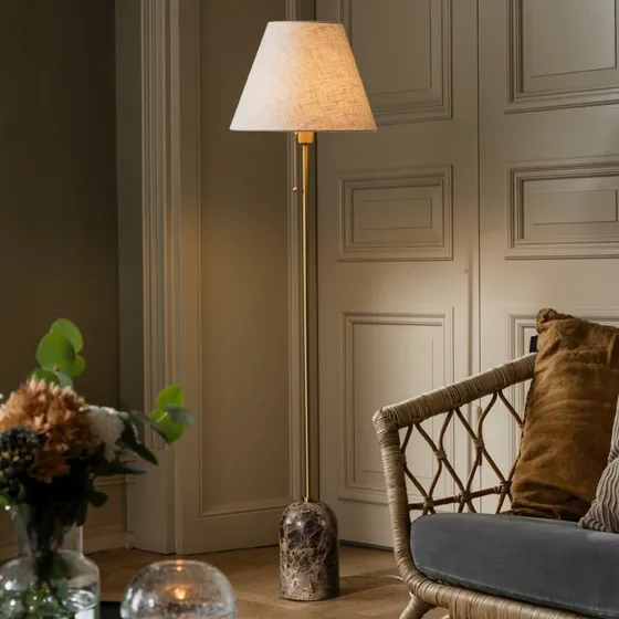 Globen Lighting Lampe sur pied Gino, pied marbre, beige, 145 cm