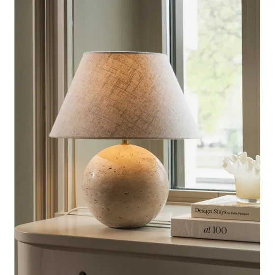 Globen Lighting Lampe de table Castello en travertin et lin beige