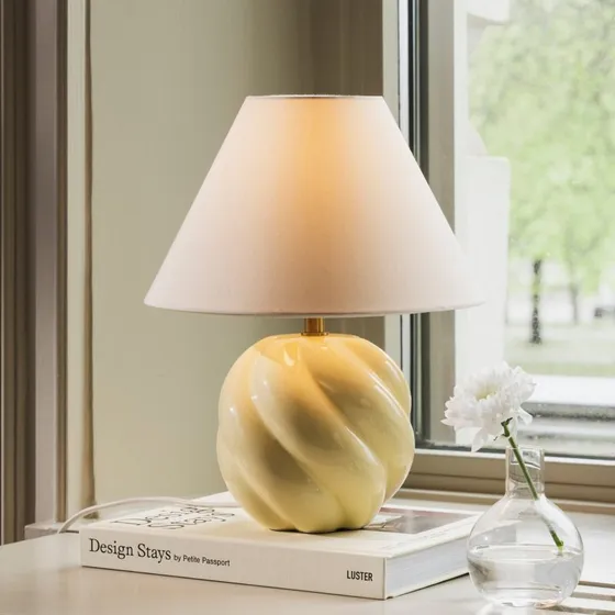 Globen Lighting Lampe de table DAHLIA, beige et jaune, 31 cm