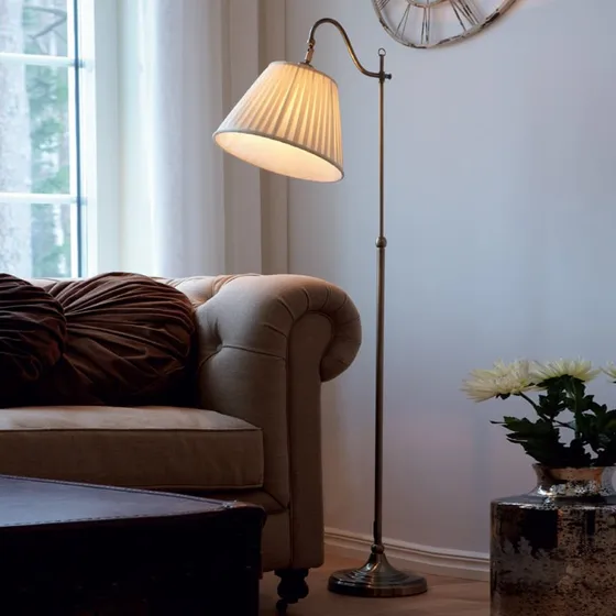 Markslöjd Lampe sur pied Charleston en laiton vieilli