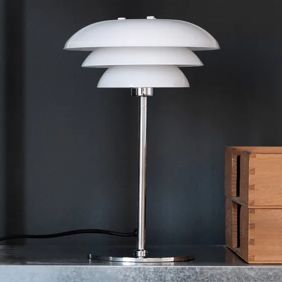 Dyberg Larsen Lampe à poser DL20 - Verre Opale et Métal Chromé