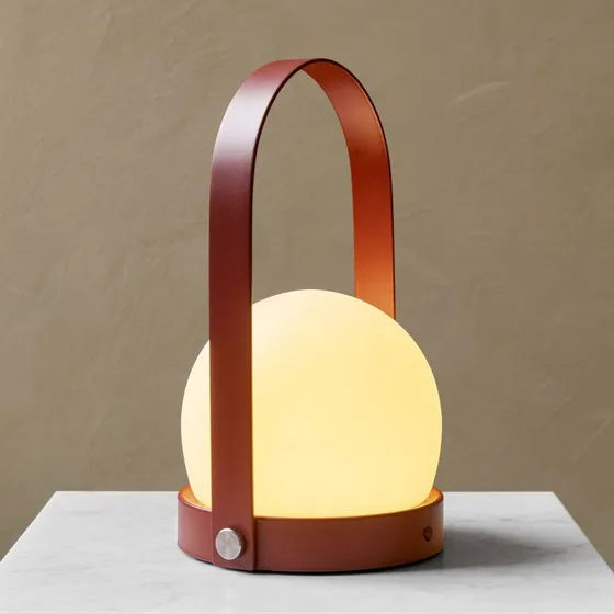 Audo Copenhagen Lampe de table portable Carrie - Rouge brûlé