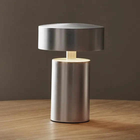 Audo Copenhagen Lampe de table rechargeable Column en aluminium