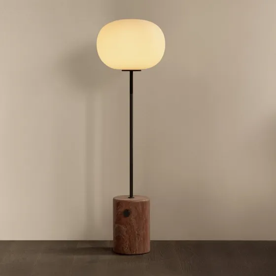 Audo Copenhagen Lampe sur pied JWDA, Travertin Rouge et Bronze