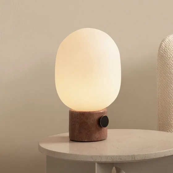 Audo Copenhagen Lampe à poser JWDA Travertin Rouge