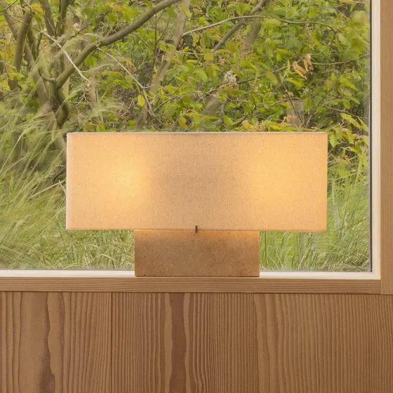 Audo Copenhagen Lampe de table Nonna, Travertin/Sable, 30 cm