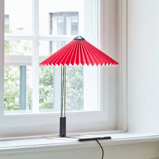 HAY Lampe à poser LED Matin 300 - Rouge clair/Laiton