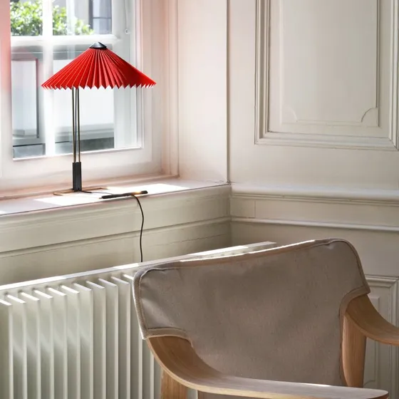 HAY Matin 380 Lampe de table LED plissée, rouge clair