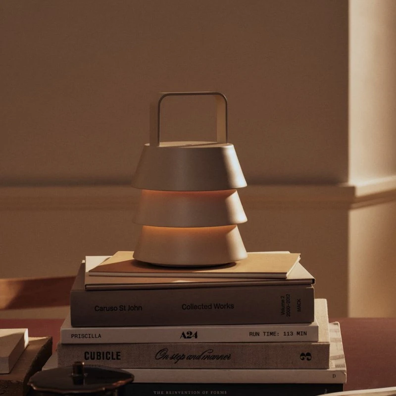 Ferm Living Lampe de table portable Luver - Beige Cachemire