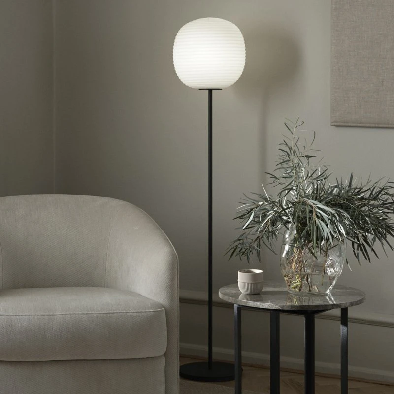 New Works Lantern Medium - Lampadaire en verre opale
