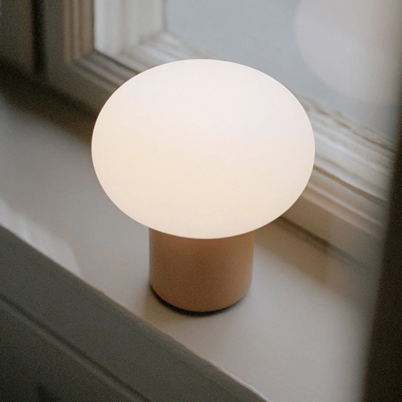 New Works Lampe de table rechargeable Karl-Johan, Jaune Ocre, IP65