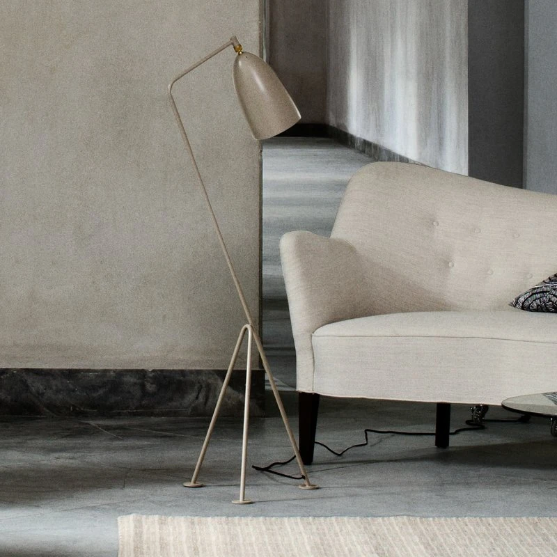 Gubi Lampe sur pied Gräshoppa - Brun Olive