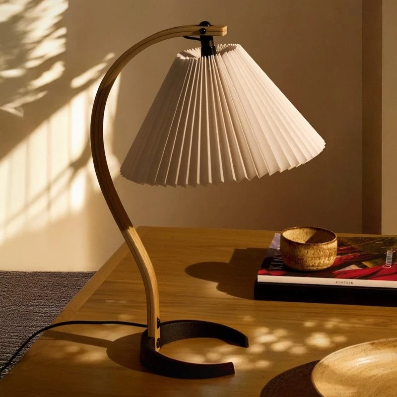 GUBI Lampe à poser Timberline - Bois de chêne et bouleau, Lin blanc