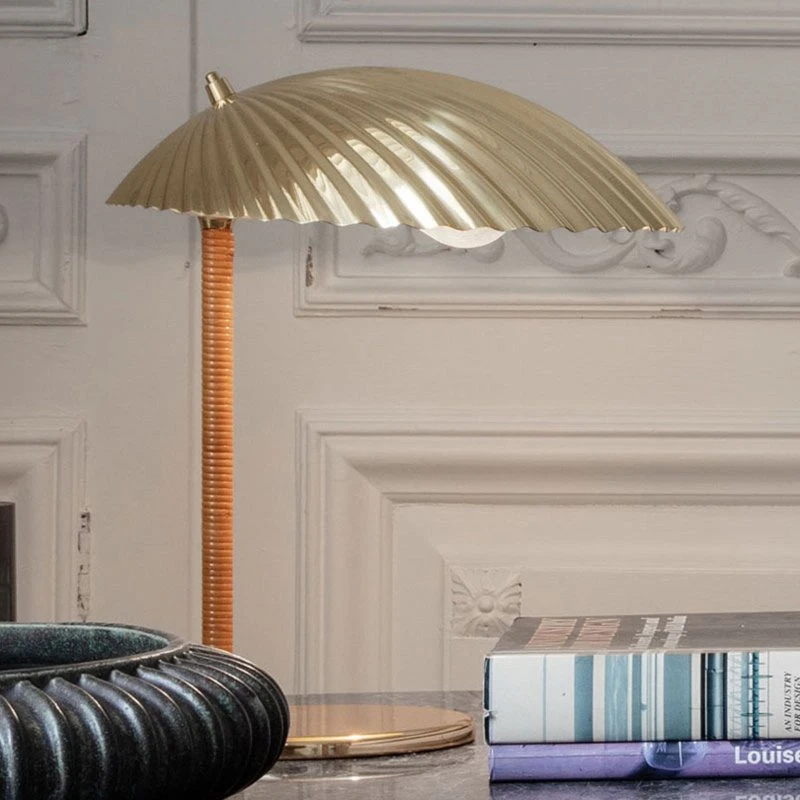 GUBI Lampe de table 5321 en laiton avec abat-jour coquillage