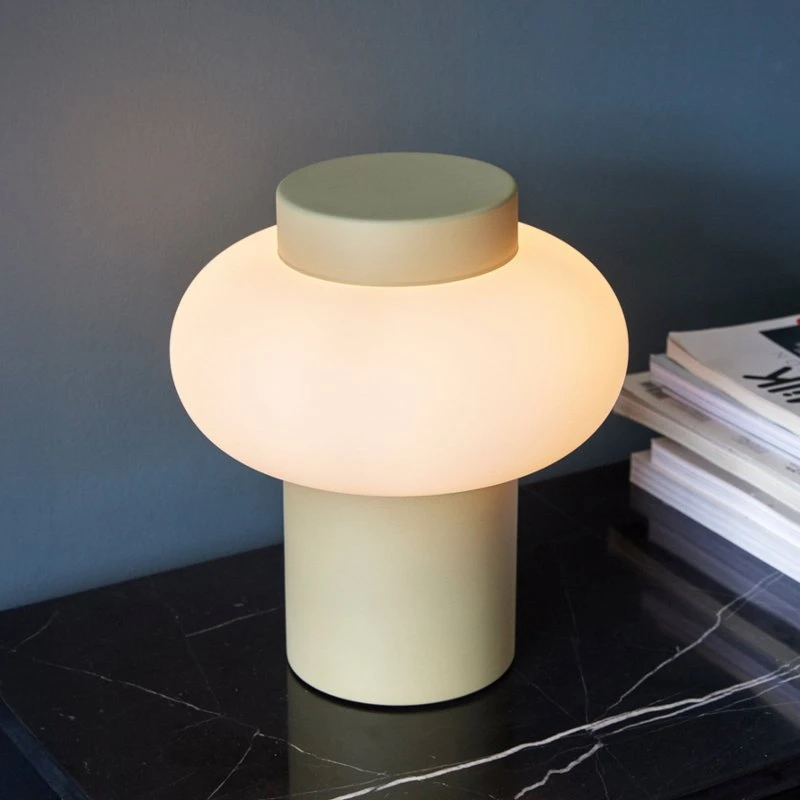 Hübsch Lampe de Table Camp H25 - Verre Opale et Fer - Jaune/Sable