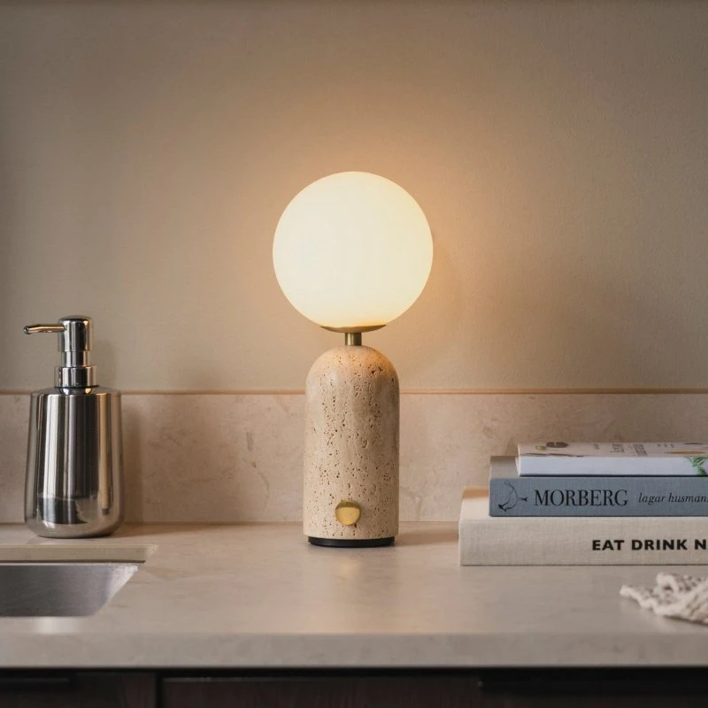 Globen Lighting Lampe à poser rechargeable Torrano en travertin beige