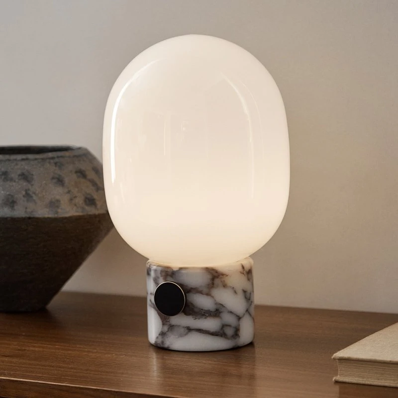 Audo Copenhagen Lampe à poser JWDA, Marbre et Verre, Blanc